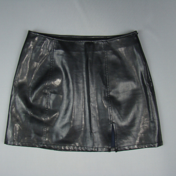 Guess Dresses & Skirts - GUESS faux leather black mini skirt women size 29